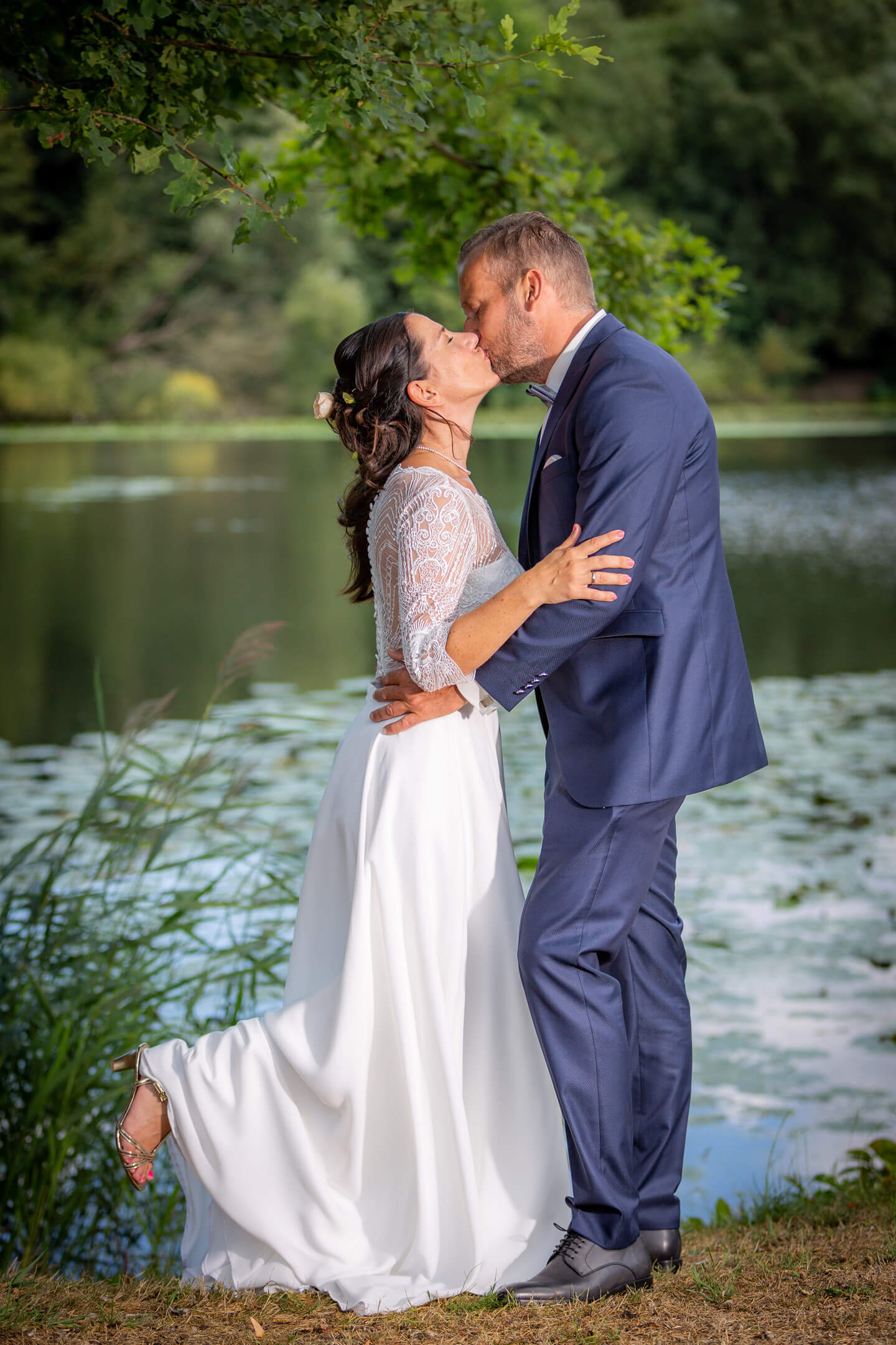 Kuessendes Hochzeitspaar am Ufer vom Trittauer Muehlenteich