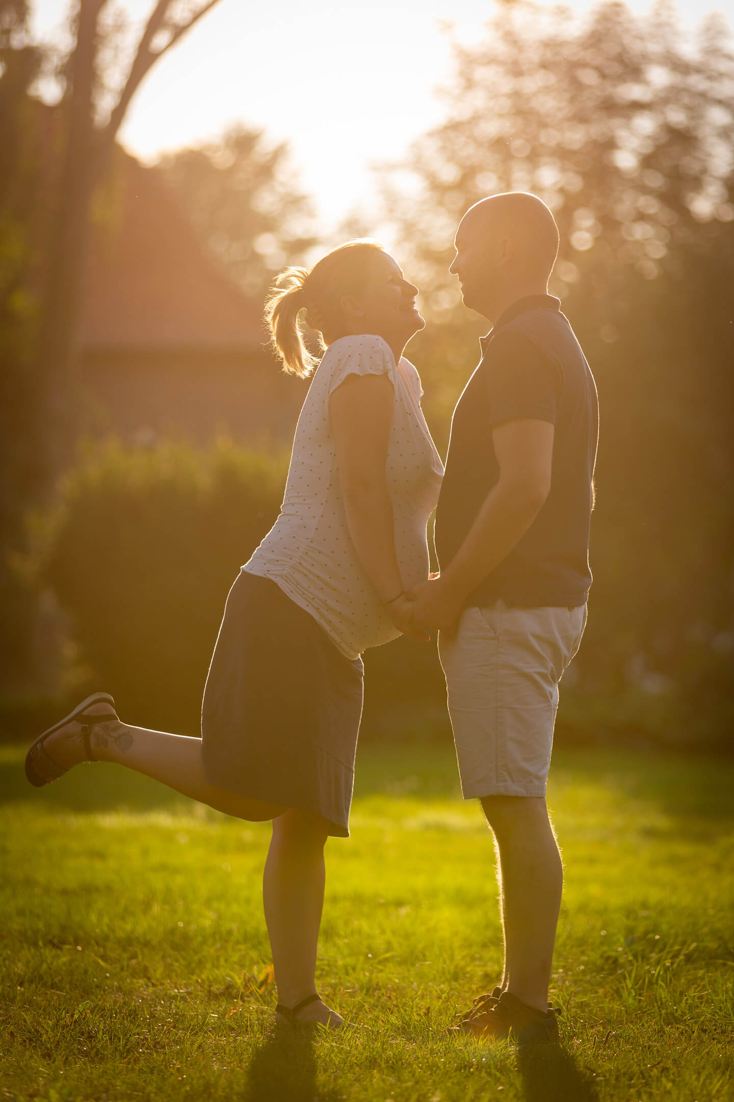 Paarfoto in der späten Abendsonne beim Babybauchshhoting in Ahrensburg bei Hamburg