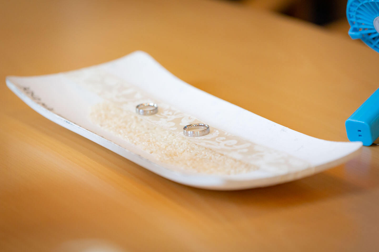 Eheringe mit Reis in einer Schale