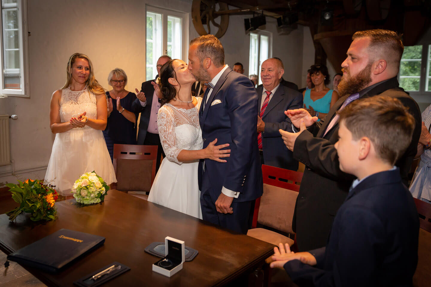 Vermählungskuss bei einer standesamtlichen Hochzeit in der Trittauer Muehle