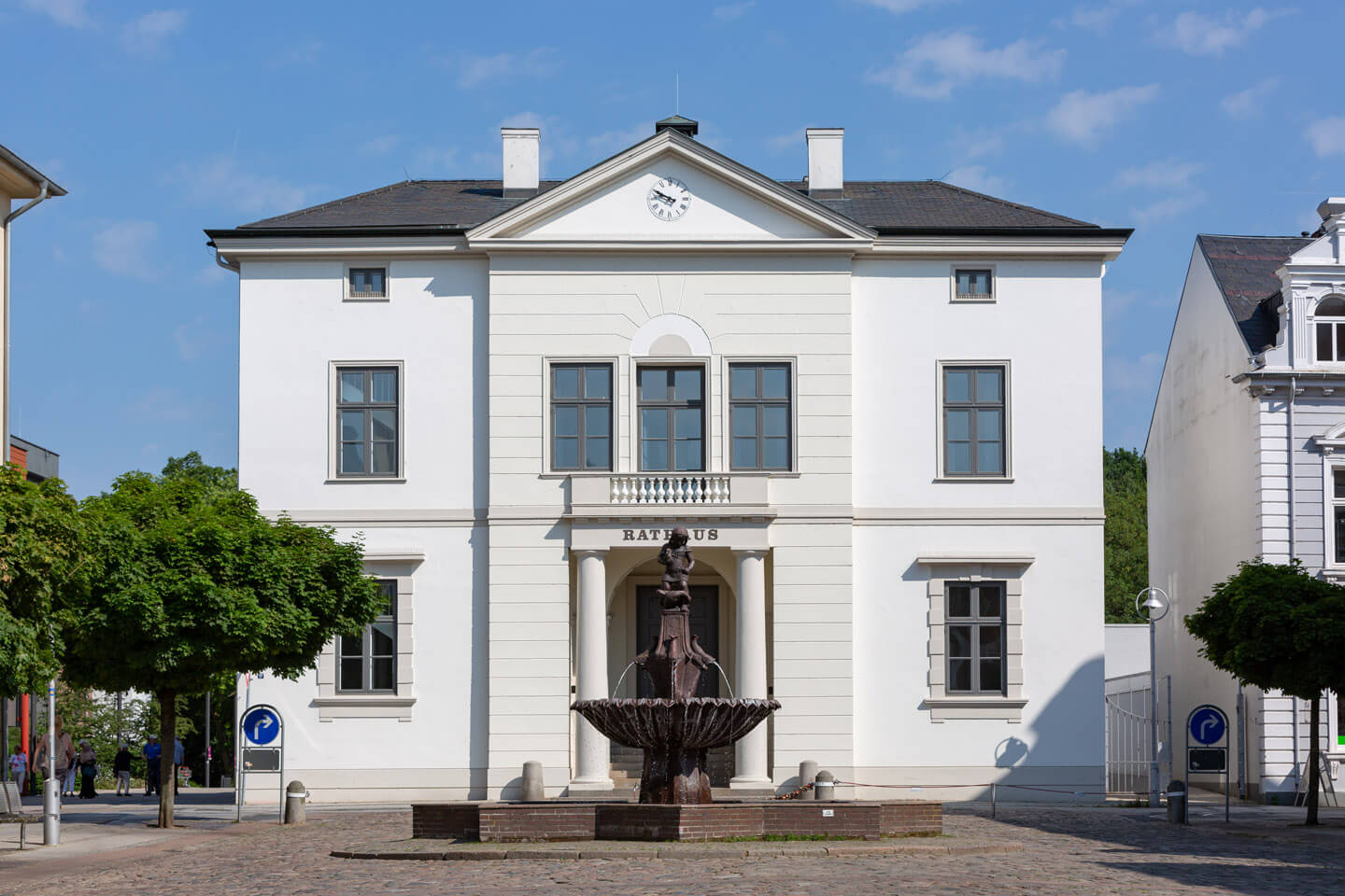 Das Standesamt bad Oldesloe bei strahlendem Sonnenschein