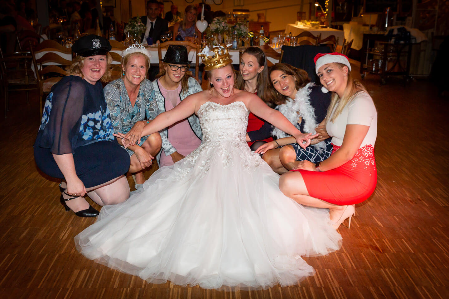 Die Braut mit ihren Mädels fotografiert.