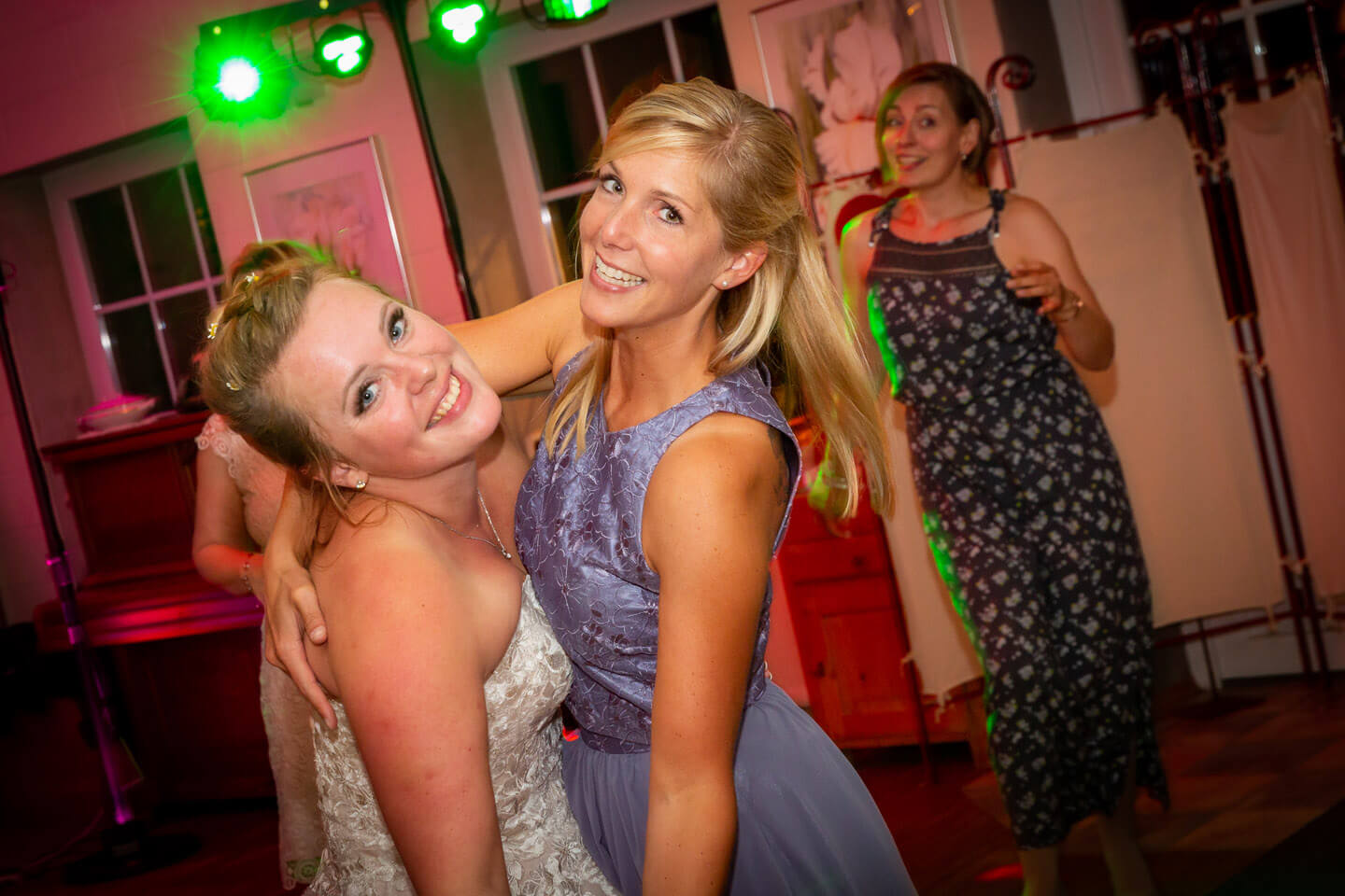 Als Hochzeitsfotograf wartest du auf solche glücklichen Gesichter wie hier von Braut und Trauzeugin