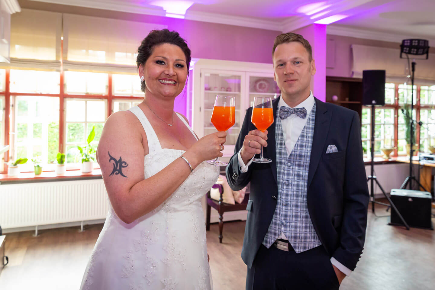 Cheers! Brautpaar stößt an.