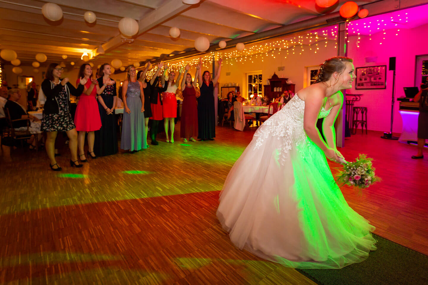 Brautstrauss werfen während der Hochzeitsfeier