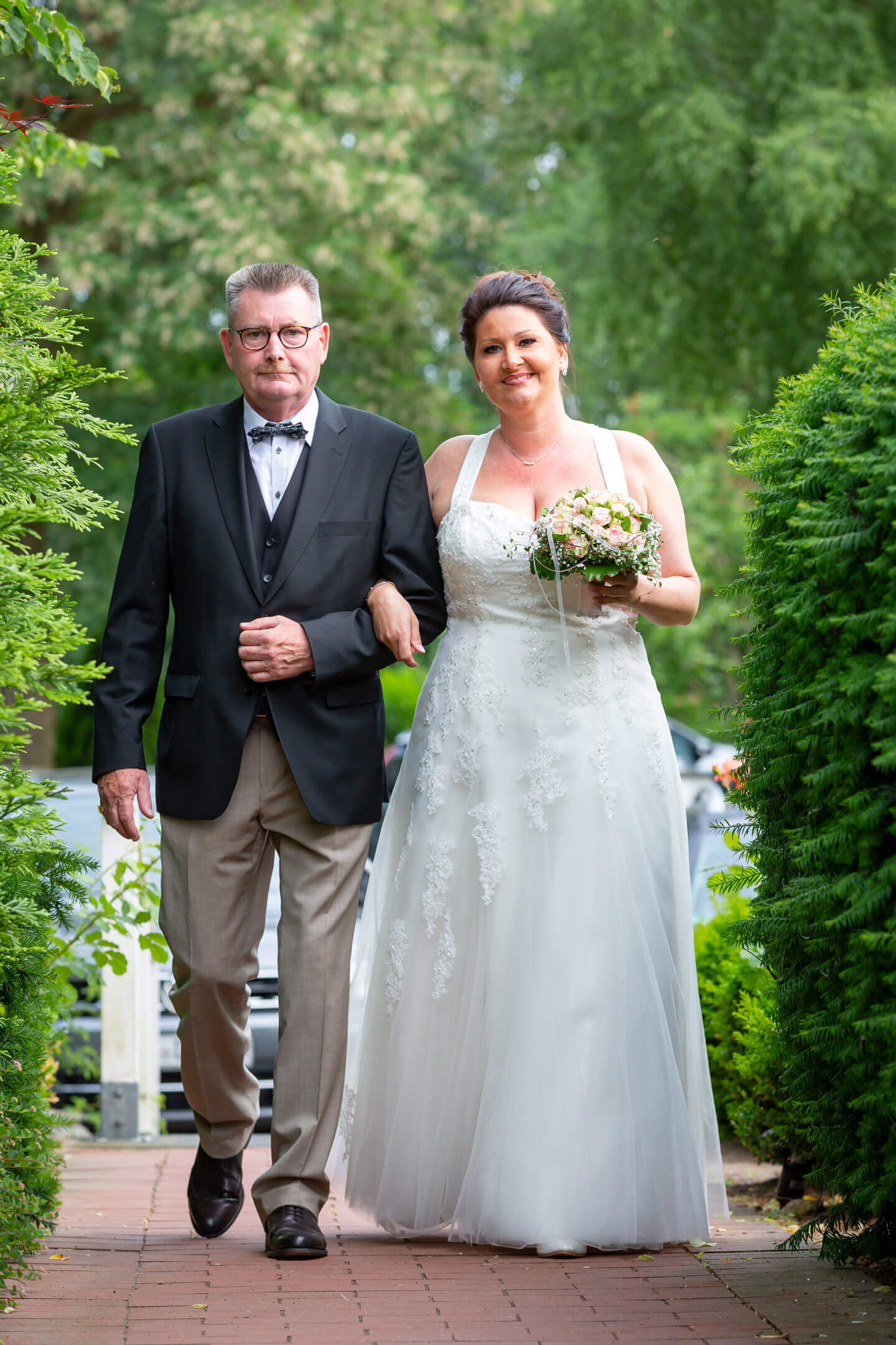 Brautvater geleitet Tochter zur Freien Trauung