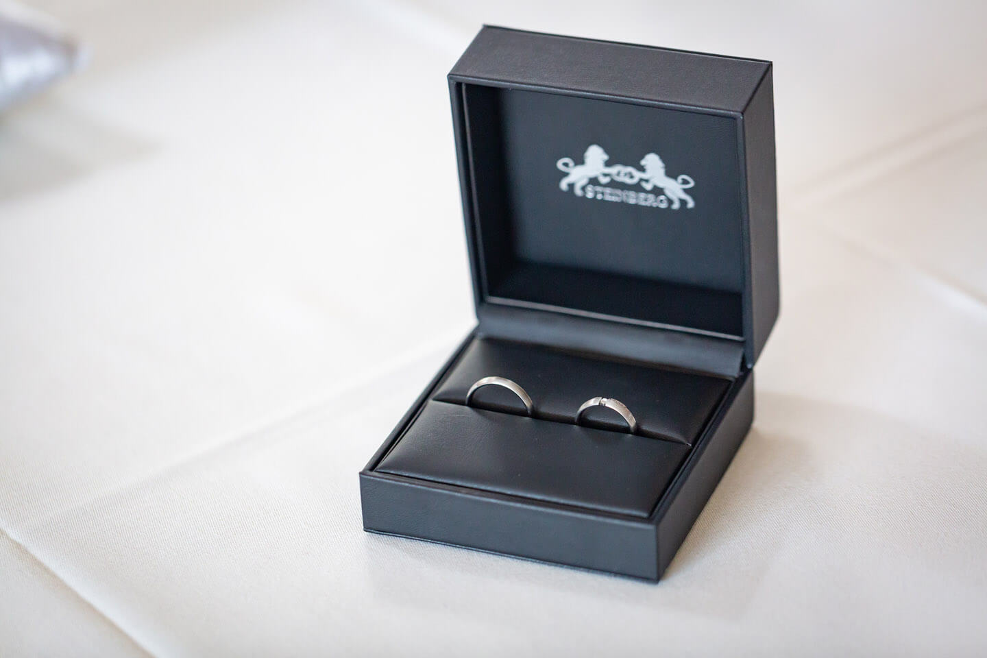 Eheringe in schwarzer Schatulle