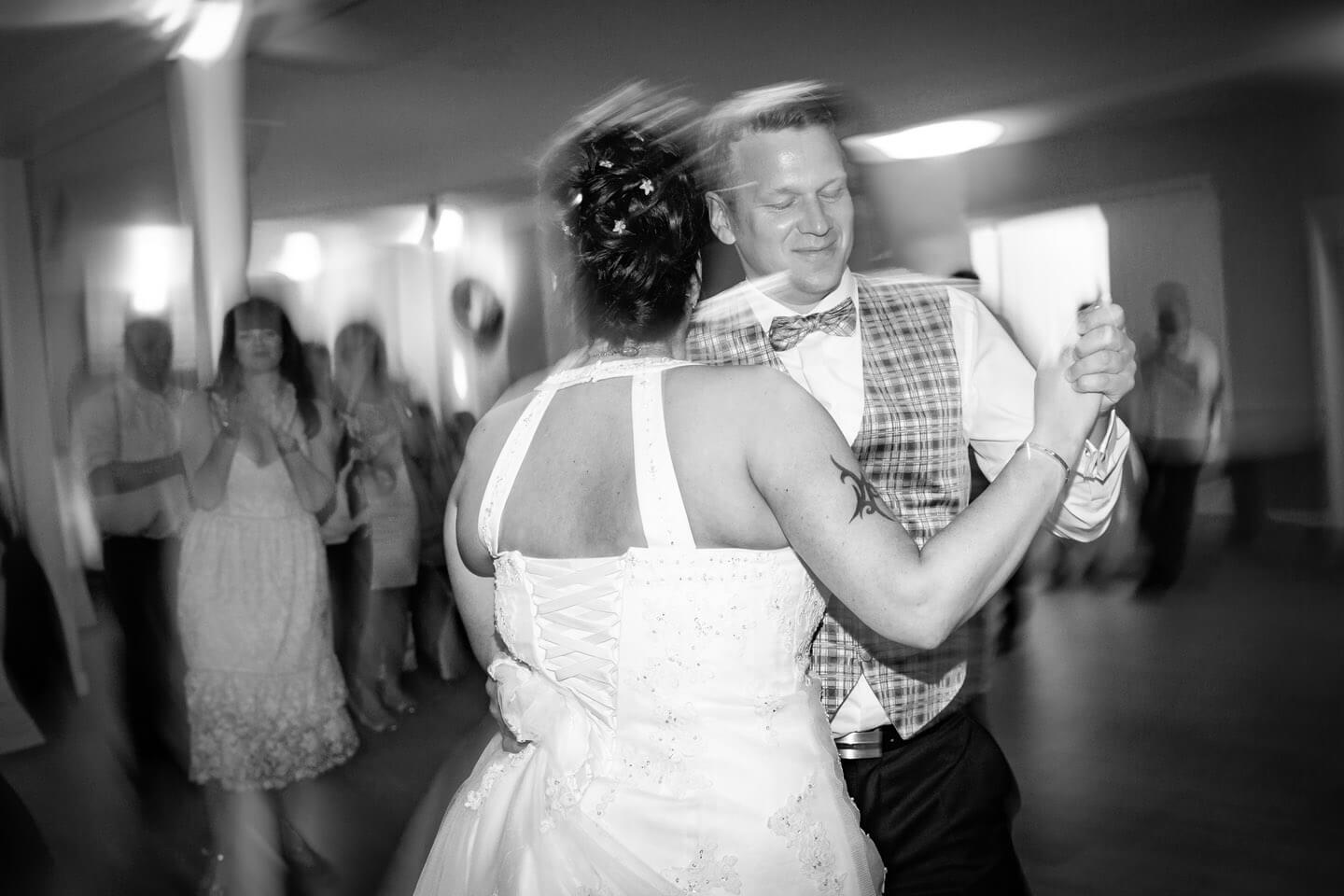 Dynamische Hochzeitsfotografie. Brautpaar beim Eröffnungstanz.