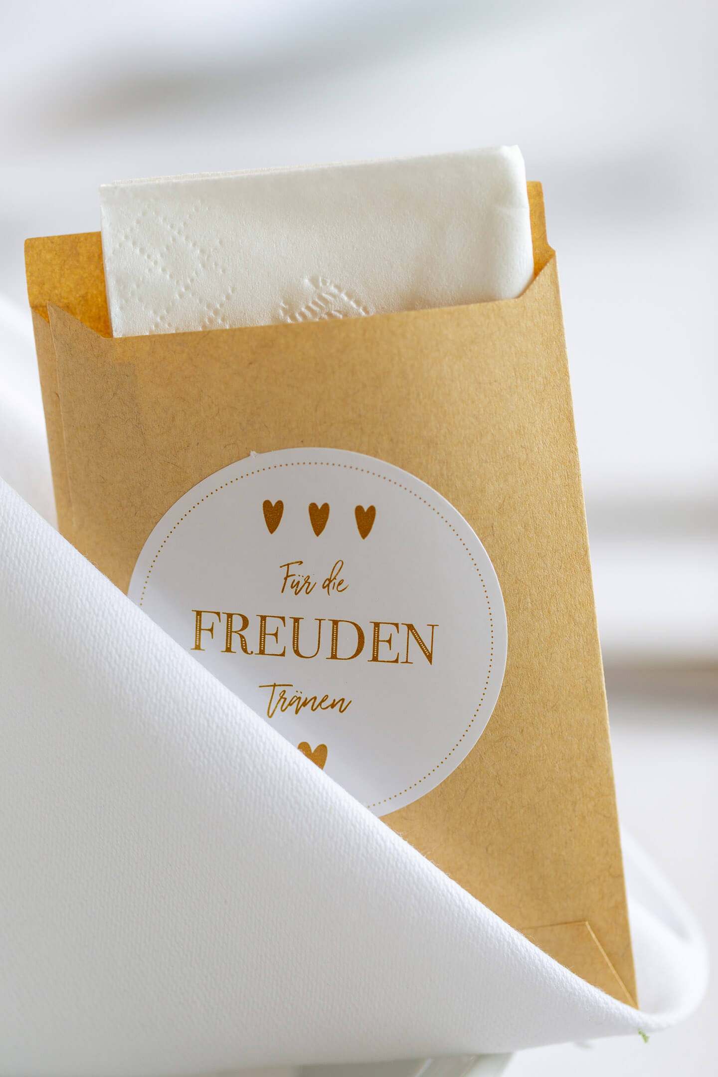 Taschentuch mit Aufdruck: Für die Freudentränen.