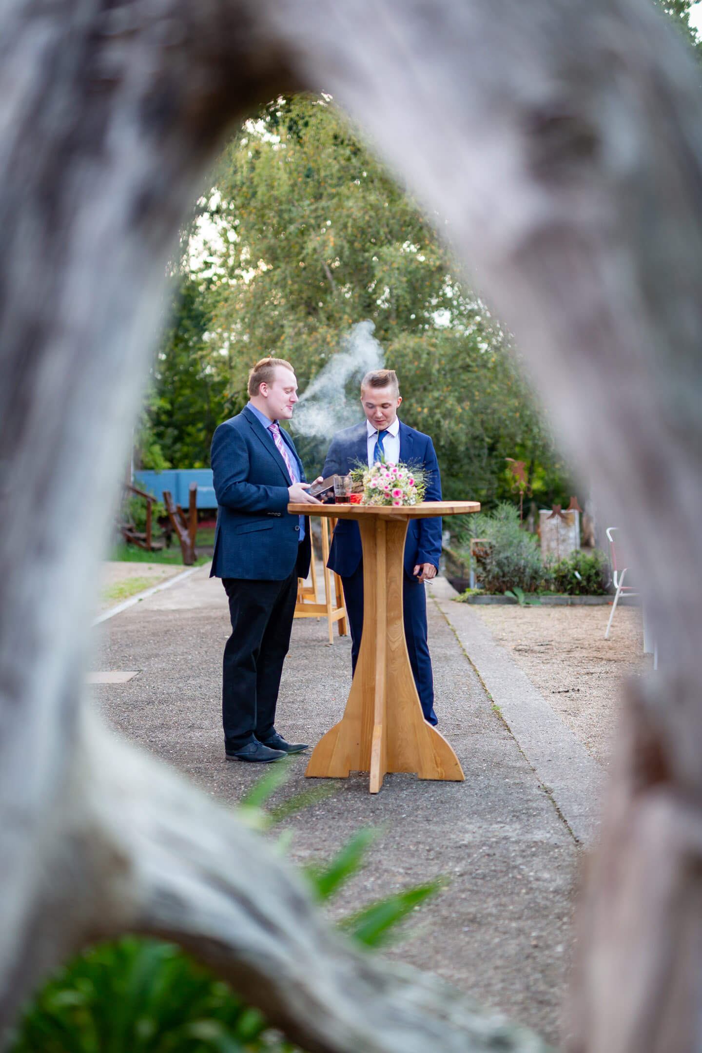 Hochzeitsgaeste beim Rauchen