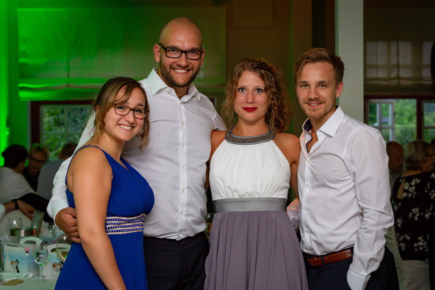 Hochzeitsgaeste in der Location Immenhof in Schackendorf