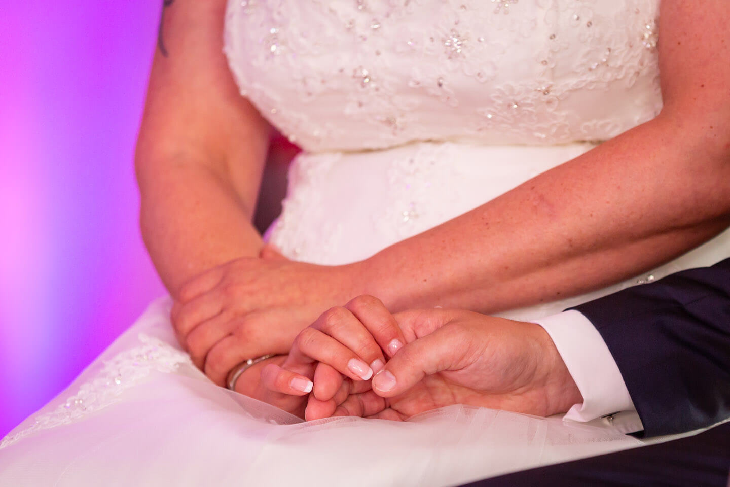 Haende des Hochzeitspaares auf Freier Trauung