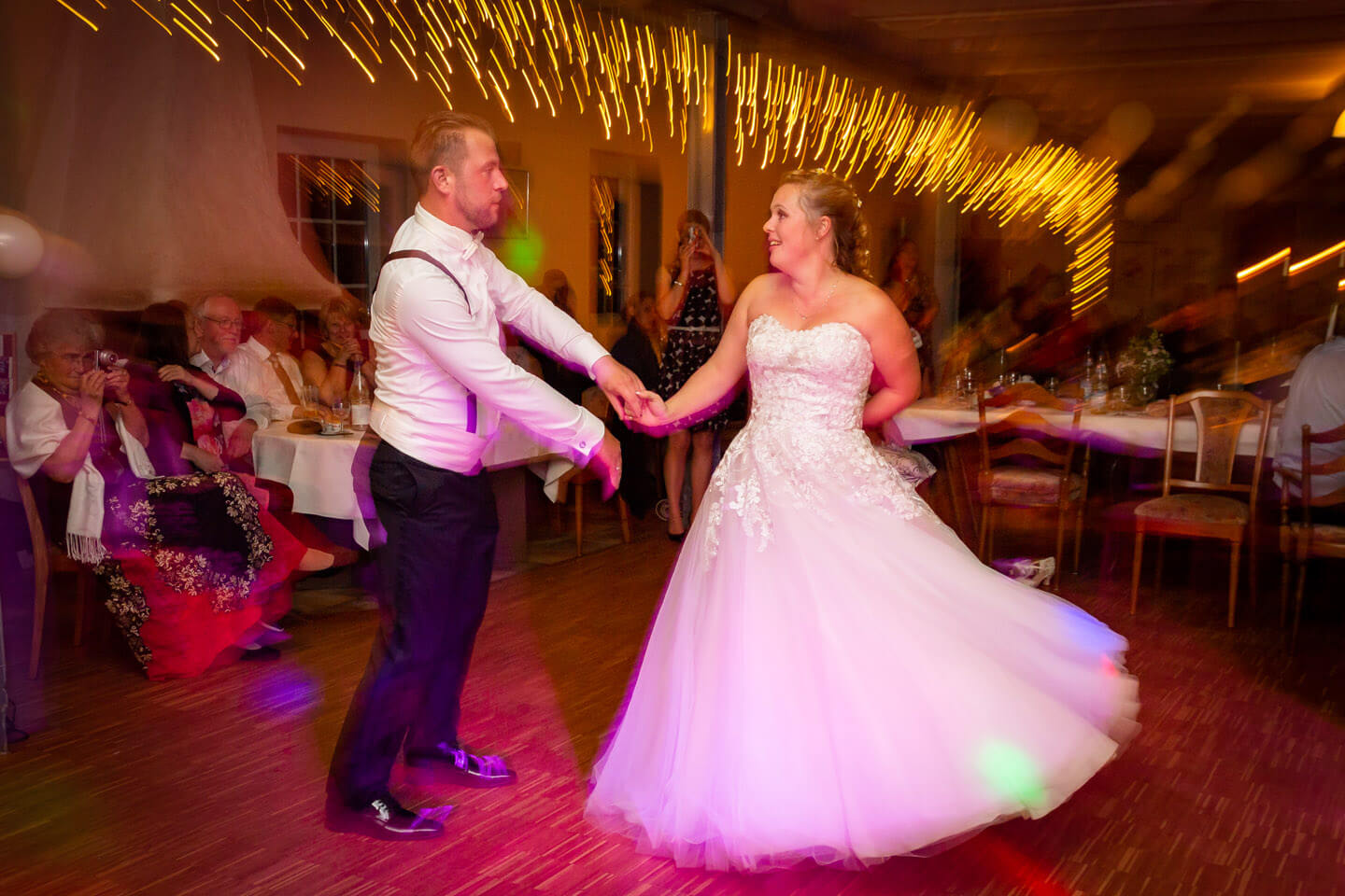 Der Eröffnungstanz darf in der Hochzeitsfotografie nicht verpasst werden.