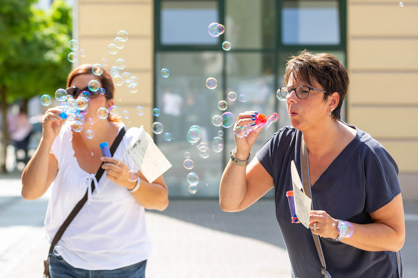 Hochzeitsgaeste pusten Seifenblasen