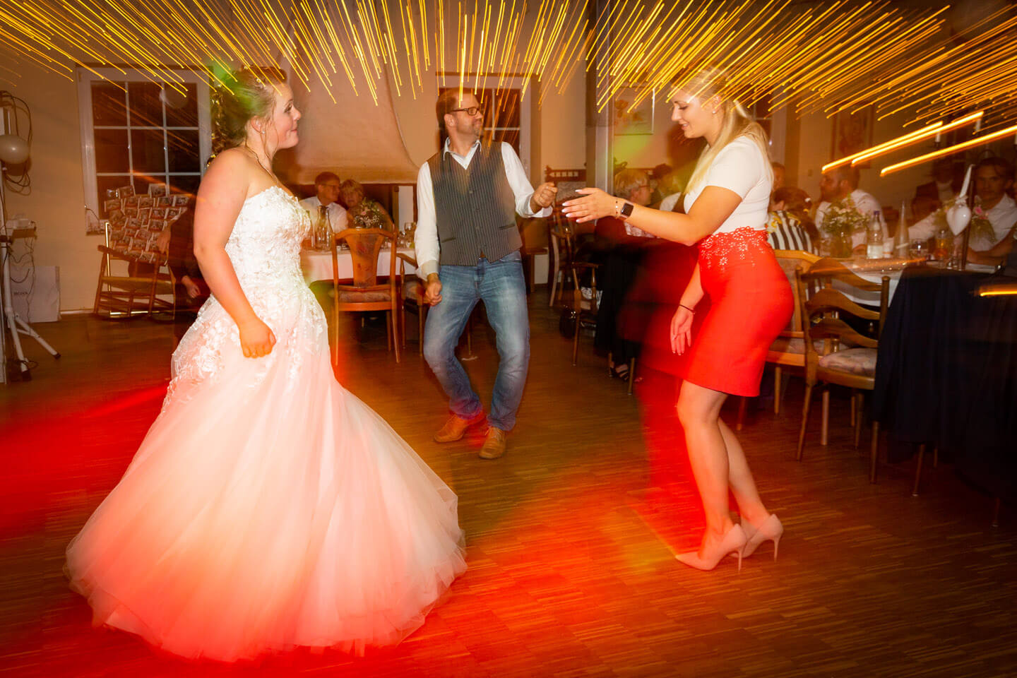 Kreative Hochzeitfotografie dank langer Belichtungszeit.