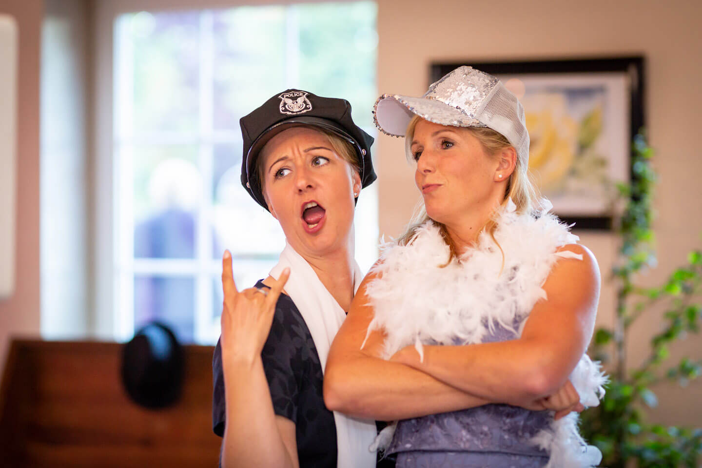 Trauzeugin und Freundin beim Photobooth