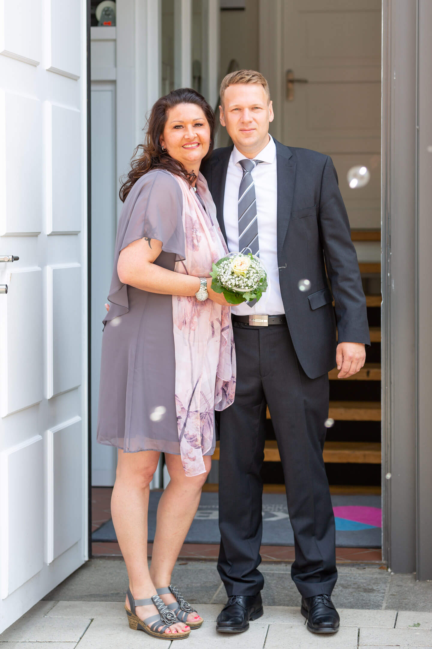 Frisch vermähltes Hochzeitspaar im Eingangsbereich vom Standesamt Bad Oldesloe