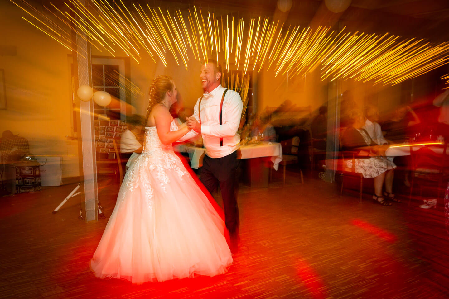 Hochzeitsfoto vom tanzenden Brautpaar. Fotograf: Florian Laeufer, Hamburg