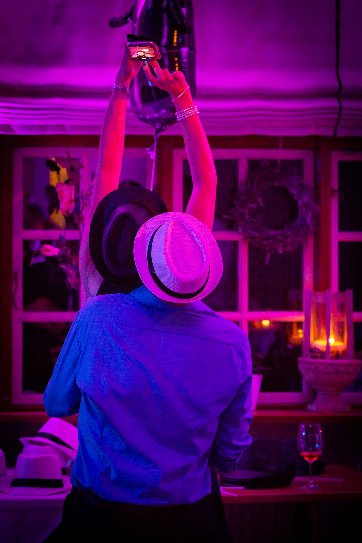 Hochzeitsgaeste machen Selfie