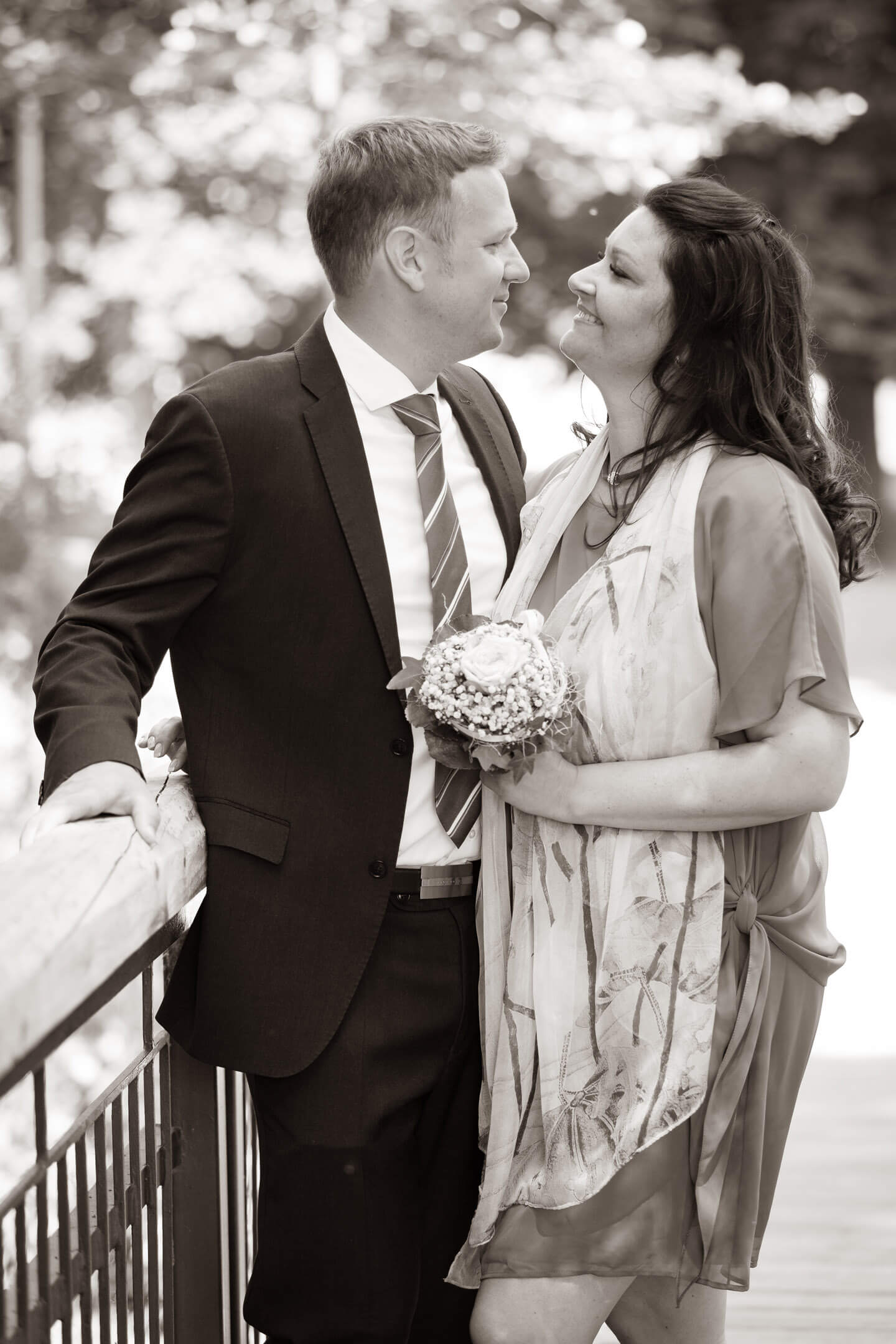 Hochzeitsfoto in Sepia auf einer kleinen Brücke in Bad Oldesloe unweit vom Standesamt