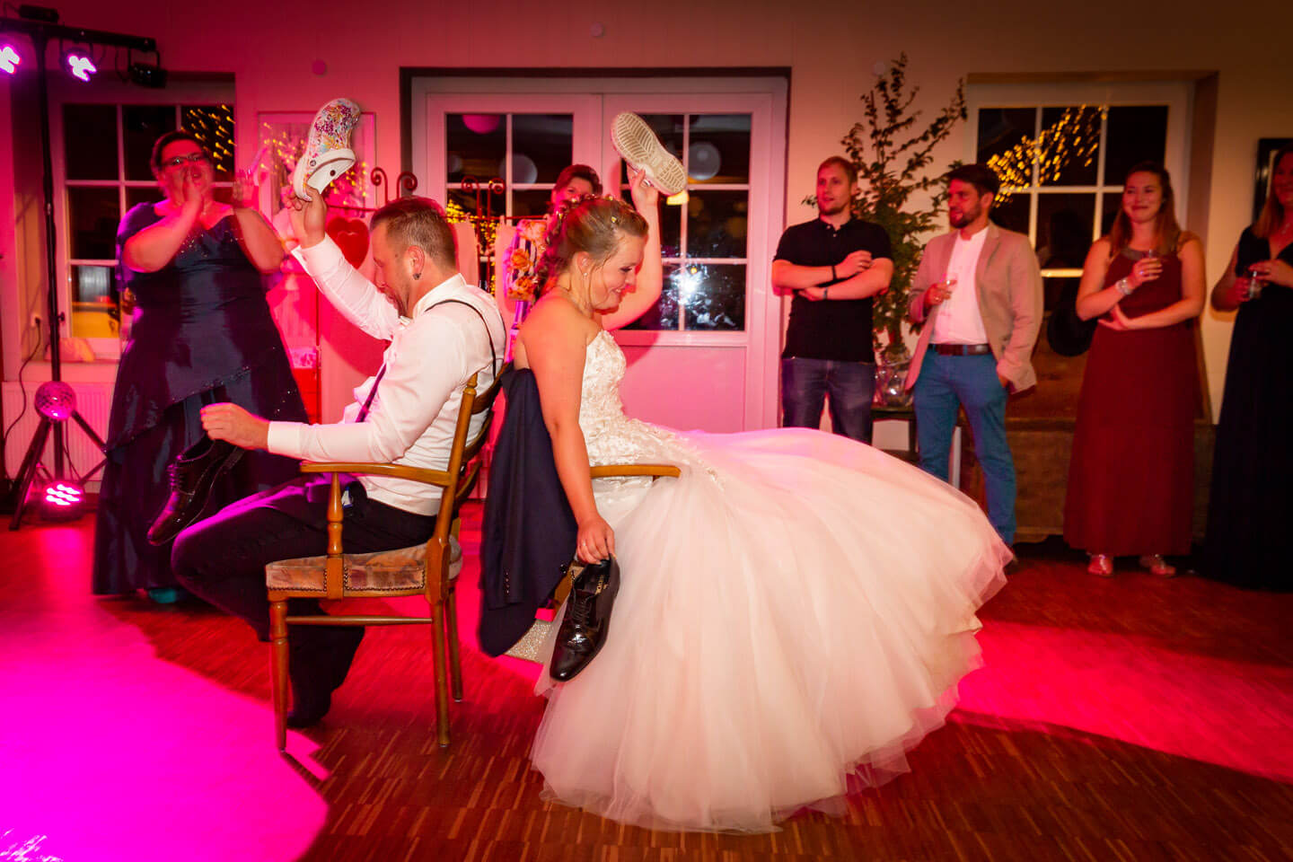 Hochzeitsfotograf Florian Laeufer aus Hamburg hat das Hochzeitspaar beim Schuhspiel fotografiert