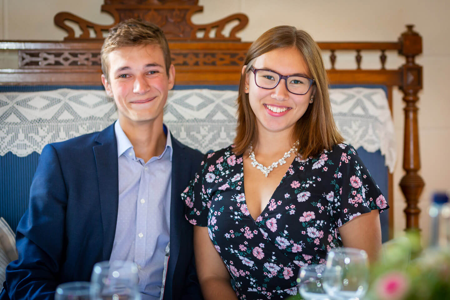 Jung verliebtes Paar bei ein er Hochzeitsfeier