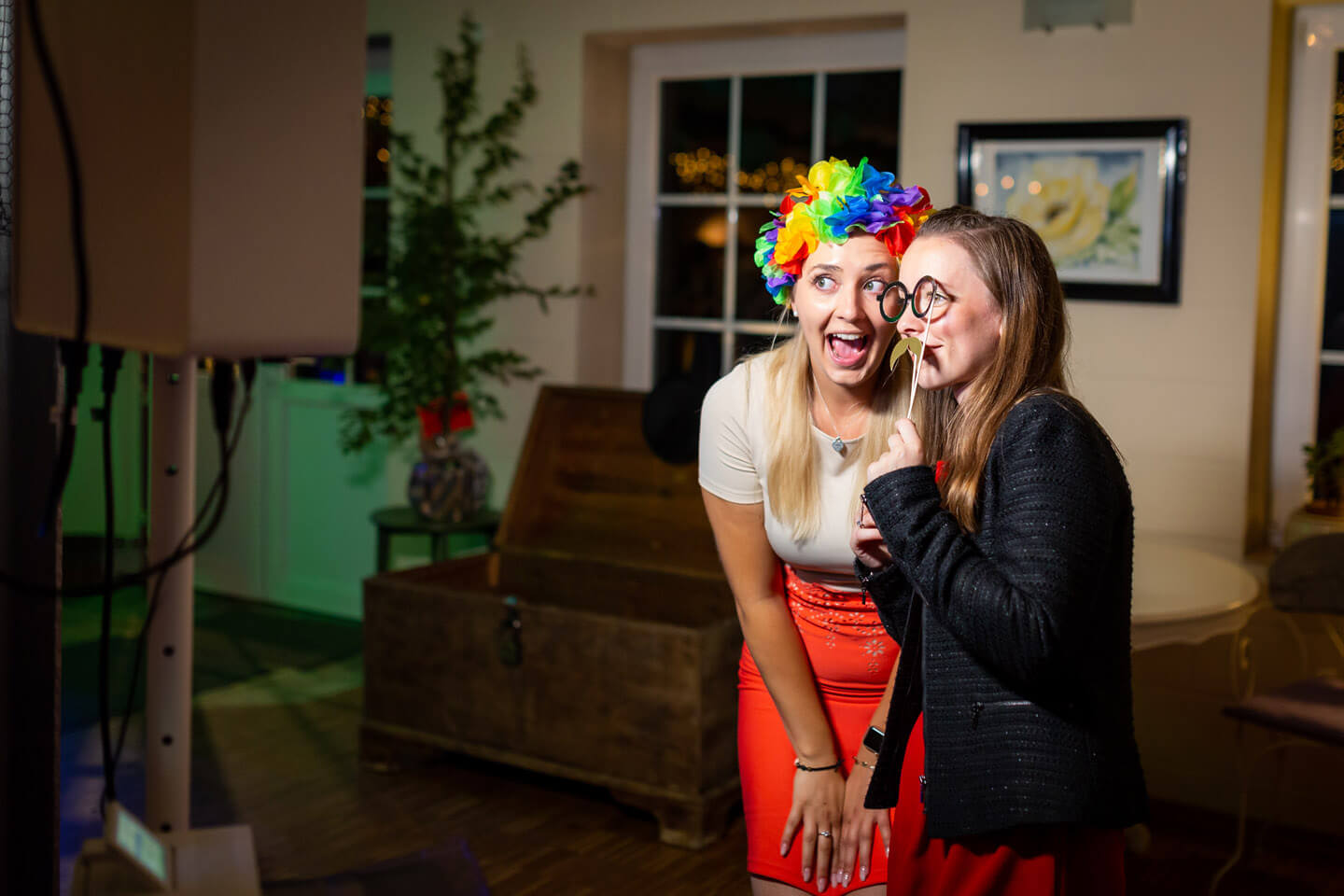 Zwei junge Damen beim Photobooth