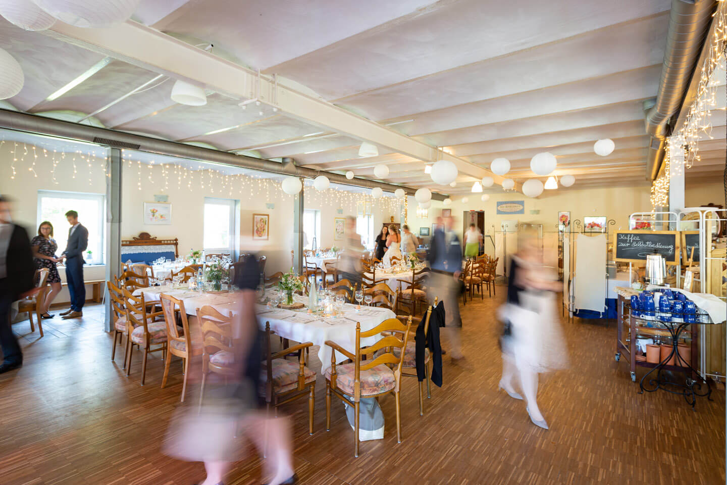 Hochzeitsfotografie - Langzeitbelichtung der Location mit den ersten eintreffenden Gästen.