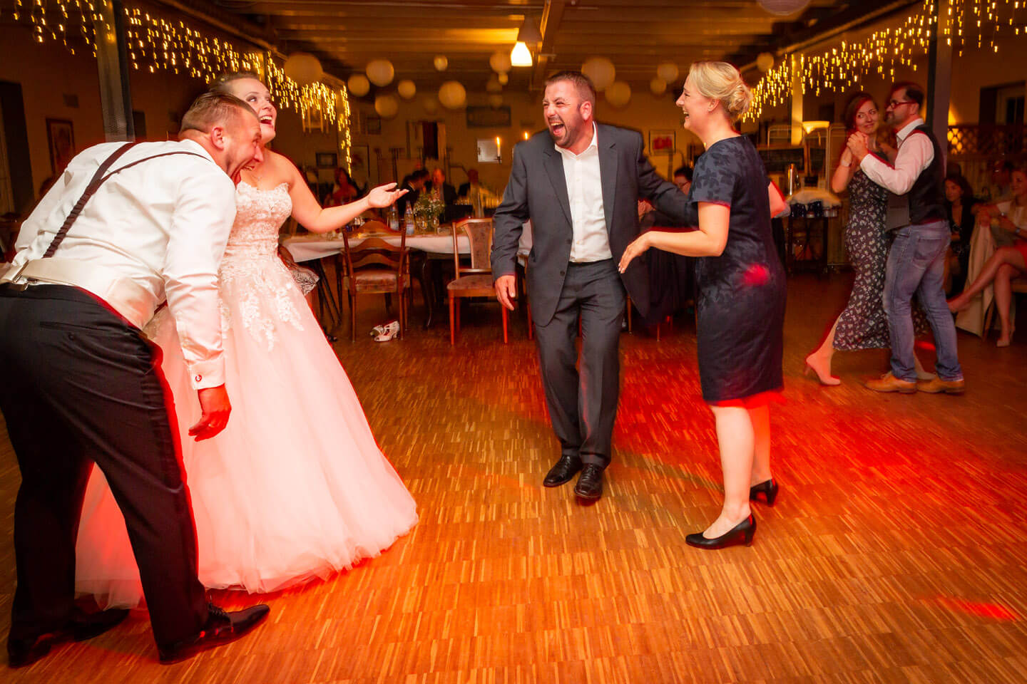 Gut gelaunte Gäste die ich bei einer Ganztags Hochzeitsreportage im Hof Ansgarius fotografiert habe.