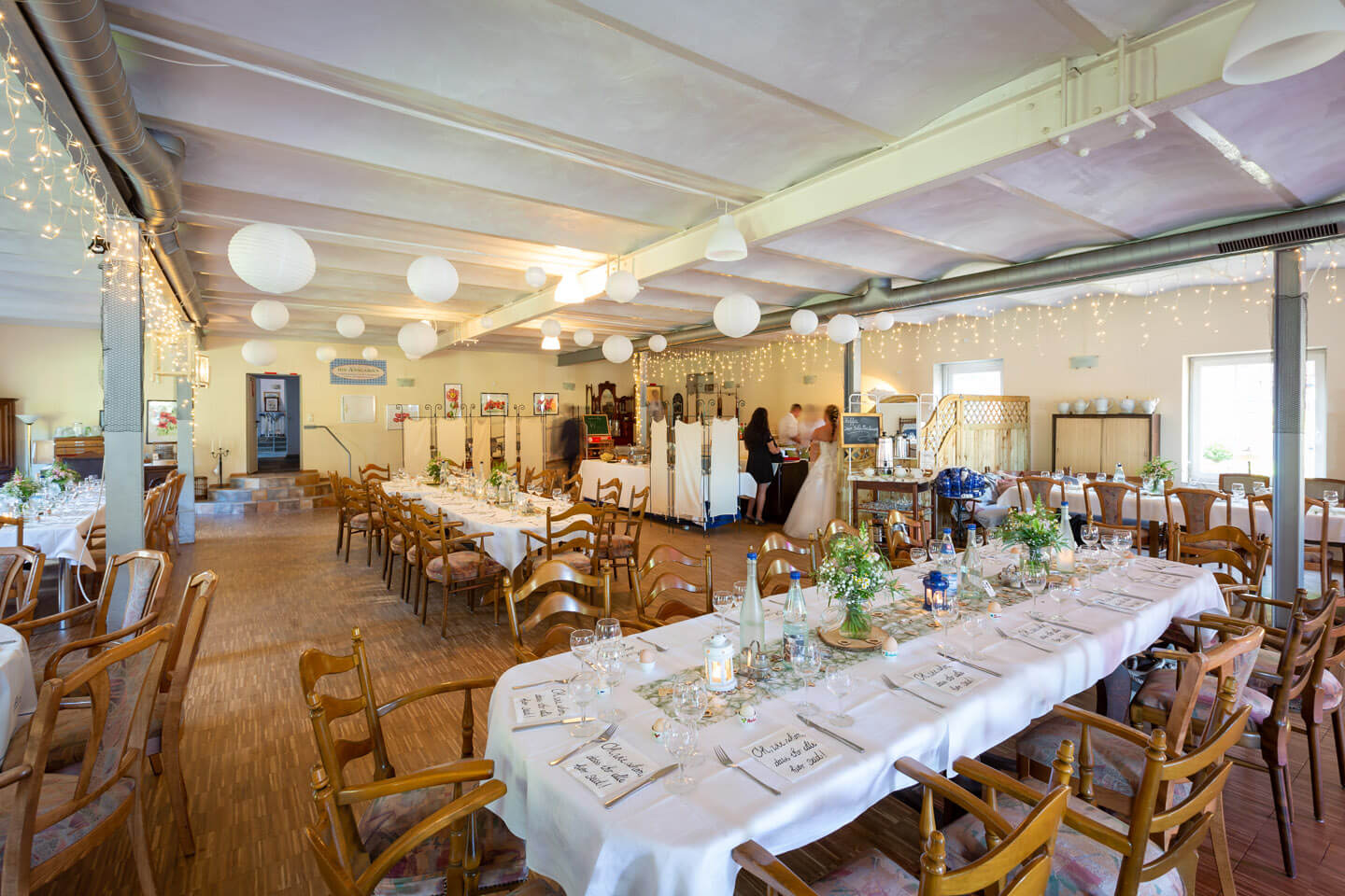 In der Hochzeitsfotografie schenke ich der Location immer eine Viertelstunde Zeit, um sie geschmückt zu fotografieren bevor die Gäste eintreffen.