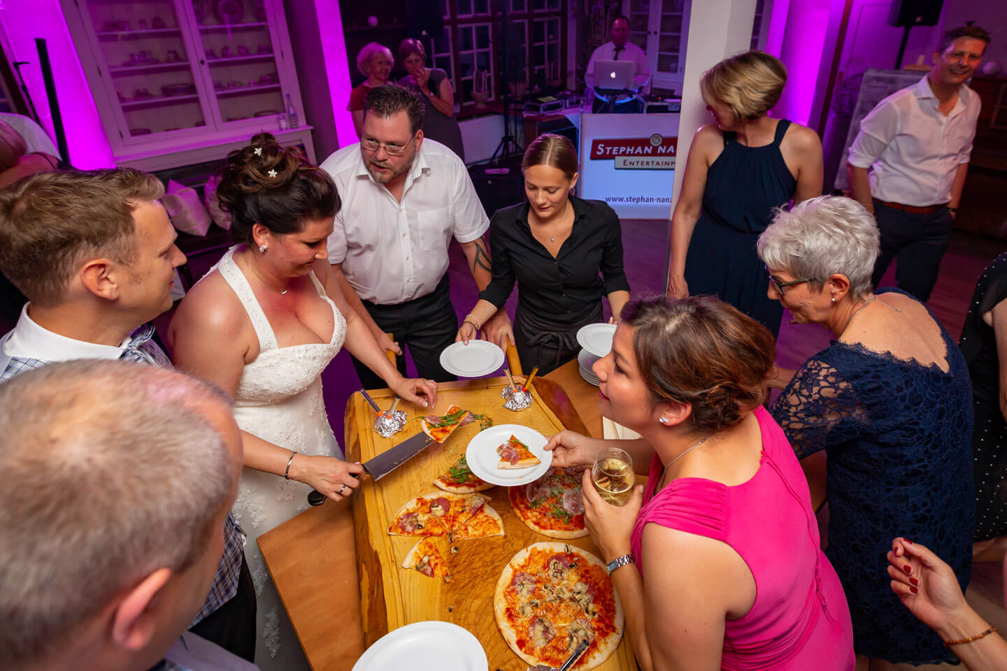 Brautpaar verteilt Hochzeitspizza statt Hochzeitstorte an ihre Gaeste