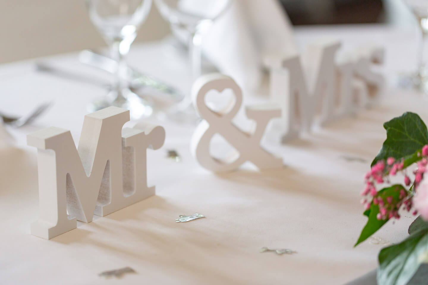 Mr und Mrs als Aufsteller bei einer Hochzeitsfeier