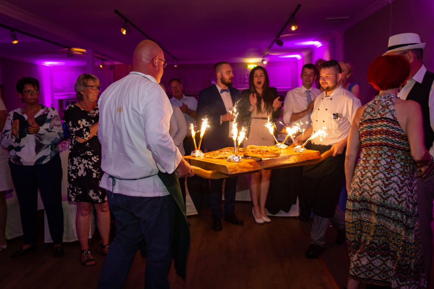 Hochzeitspizza statt Hochzeitstorte. Und die wird hier mit einem kleinen feuerwerk von zwei Köchen in den Festsaal getragen.