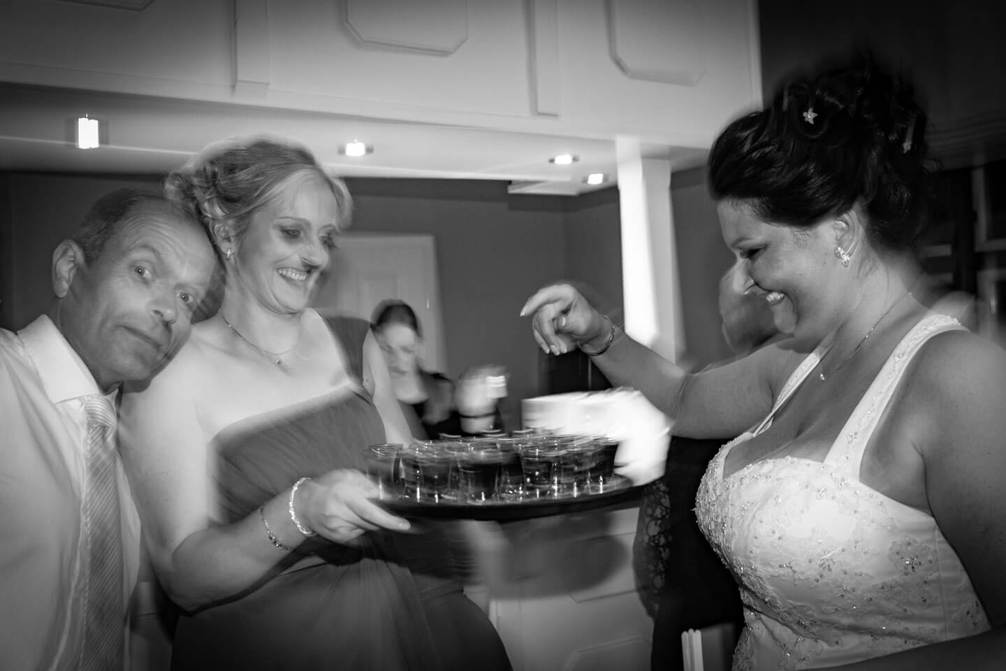 Hochzeitsgaeste mit einem Tablett voll Schnäpsen