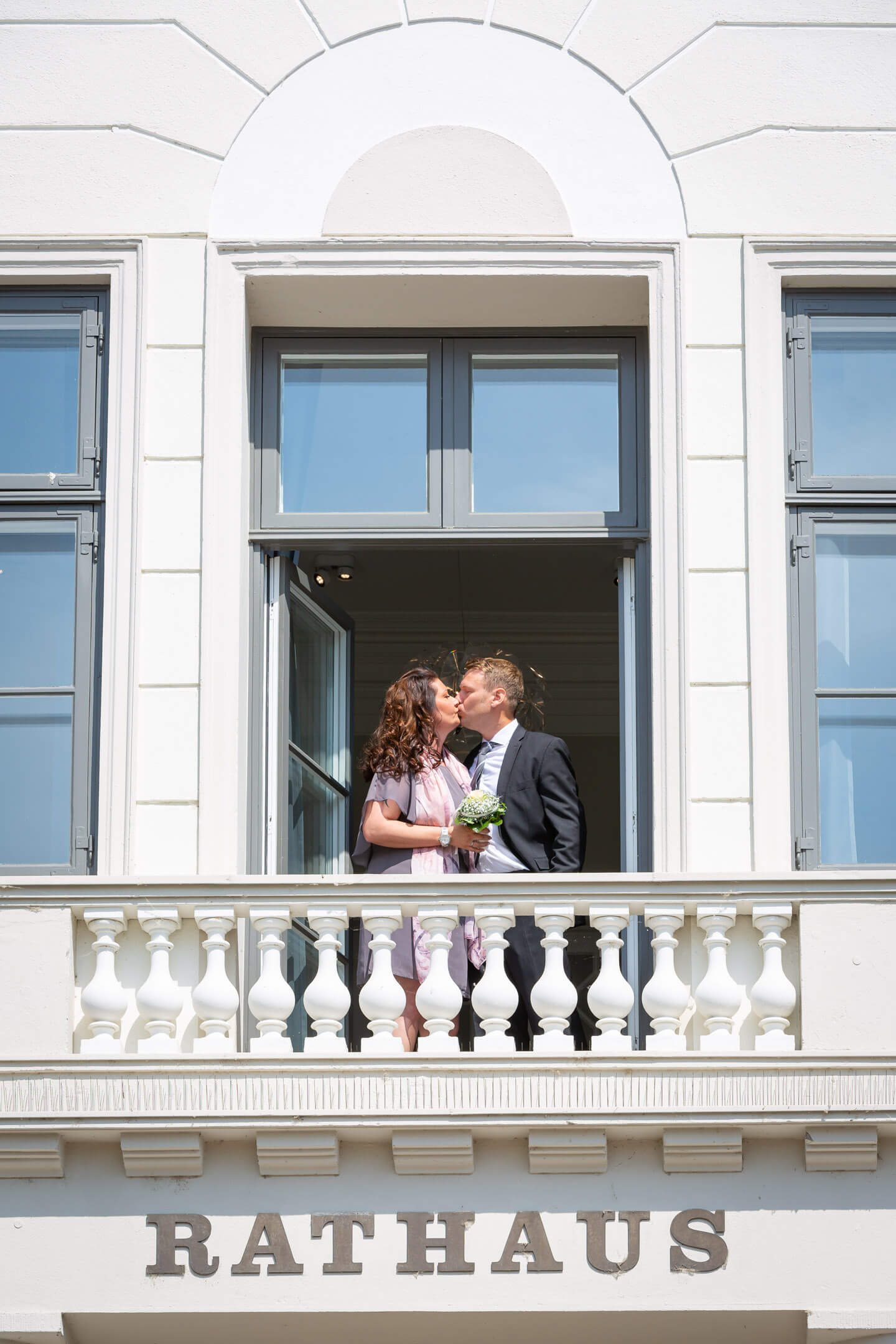 Balkon des Standesamts in Bad Oldesloe mit küssendem Paar