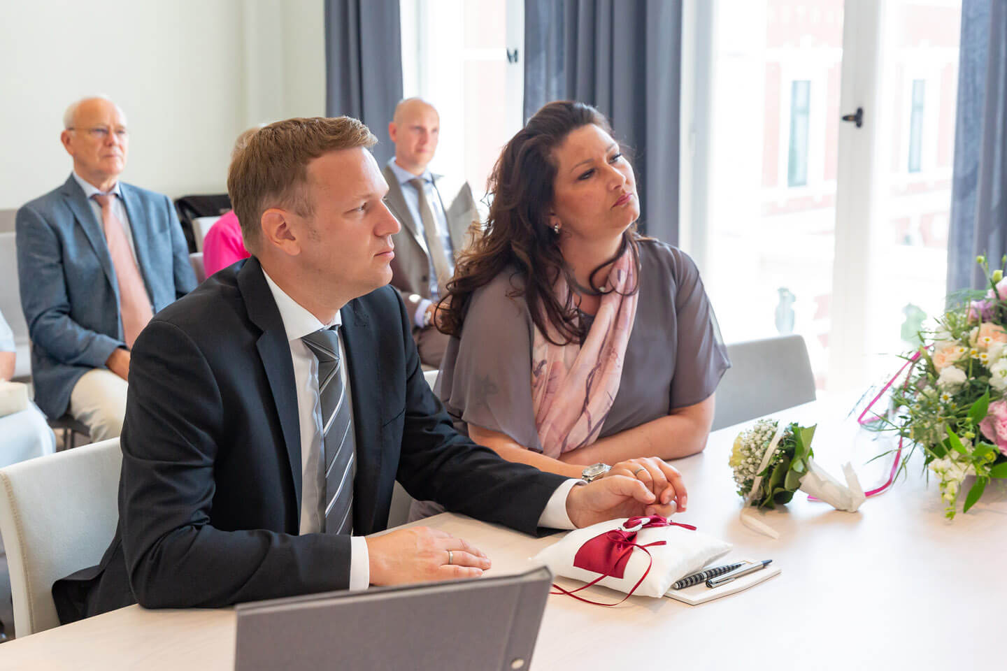 Paar hält sich im Standesamt Bad Oldesloe die Hände