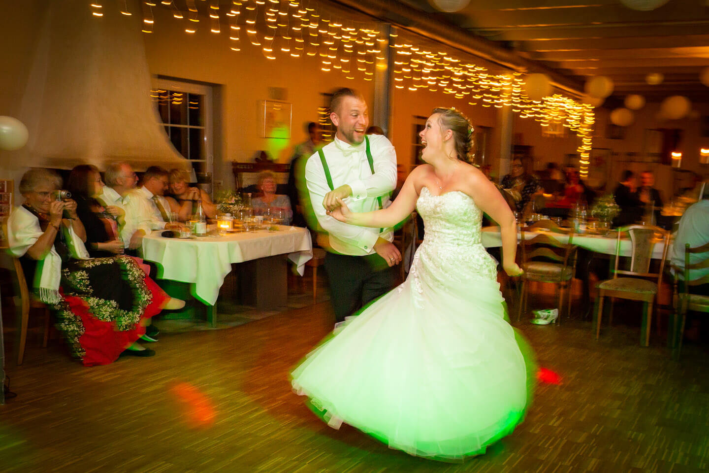 Dynamische Hochzeitsfotos während einer Ganztagsreportage.