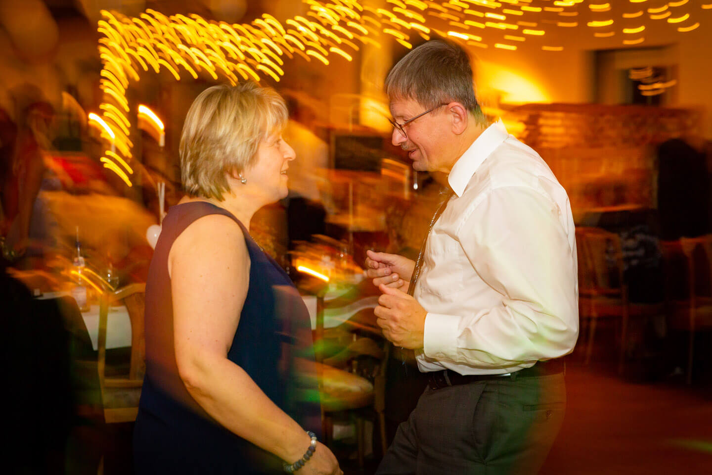 Schön, wenn nicht nur die ganz jungen auf der Tanzfläche Gas geben. Als Hochzeitsfotograf liebst du solche Momente