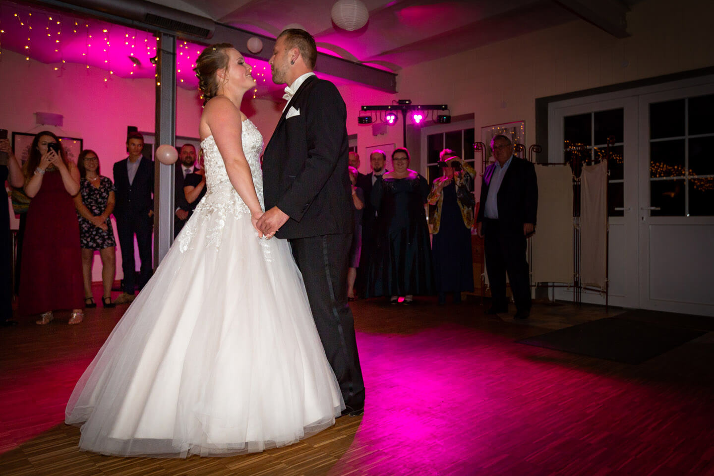 Eröffnungstanz des Brautpaares während ihrer Hochzeitsfeier