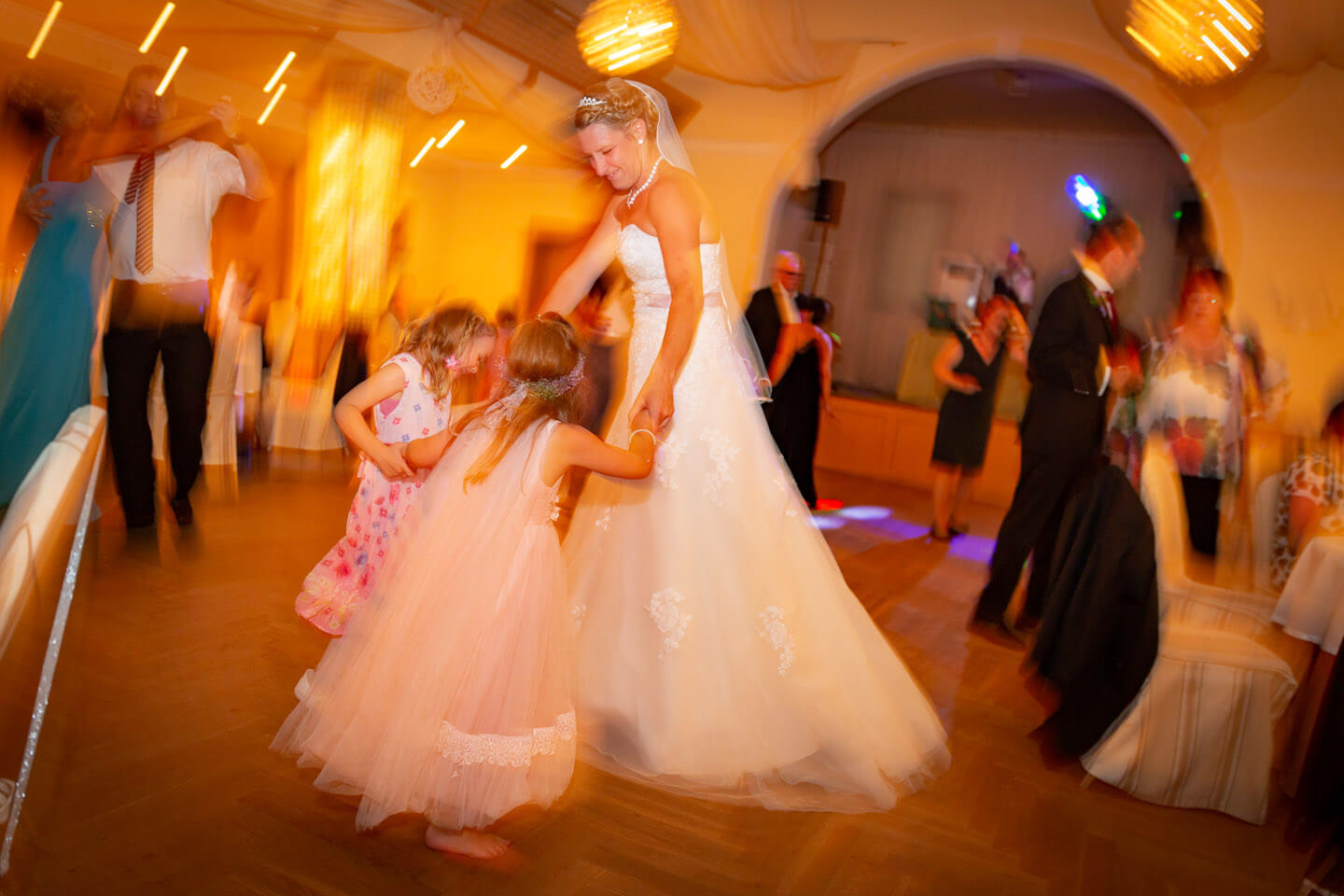Braut mit zwei Kindern auf der Tanzfläche