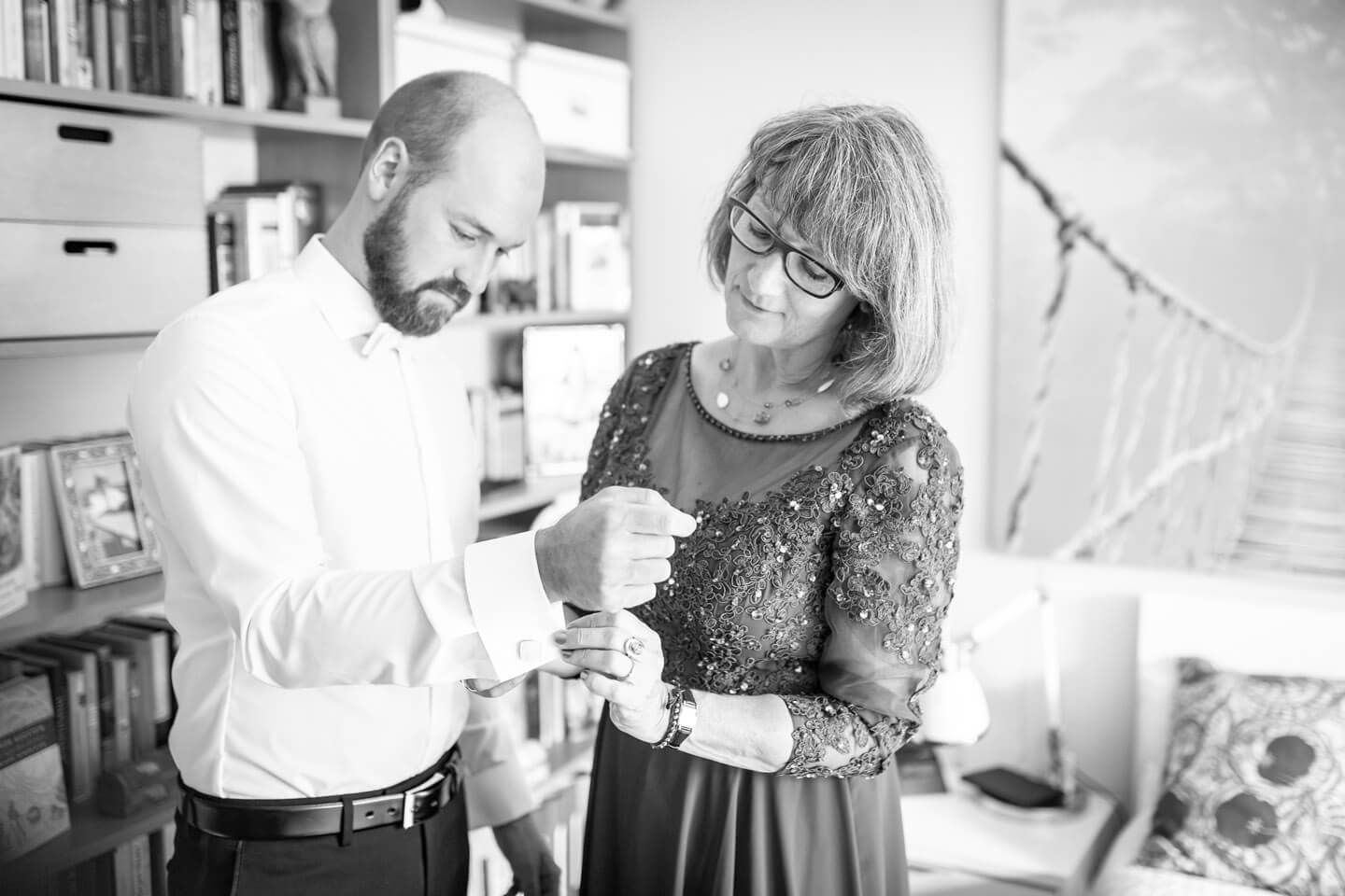 Bräutigam mit Mutter beim fertigmachen zur Hochzeit