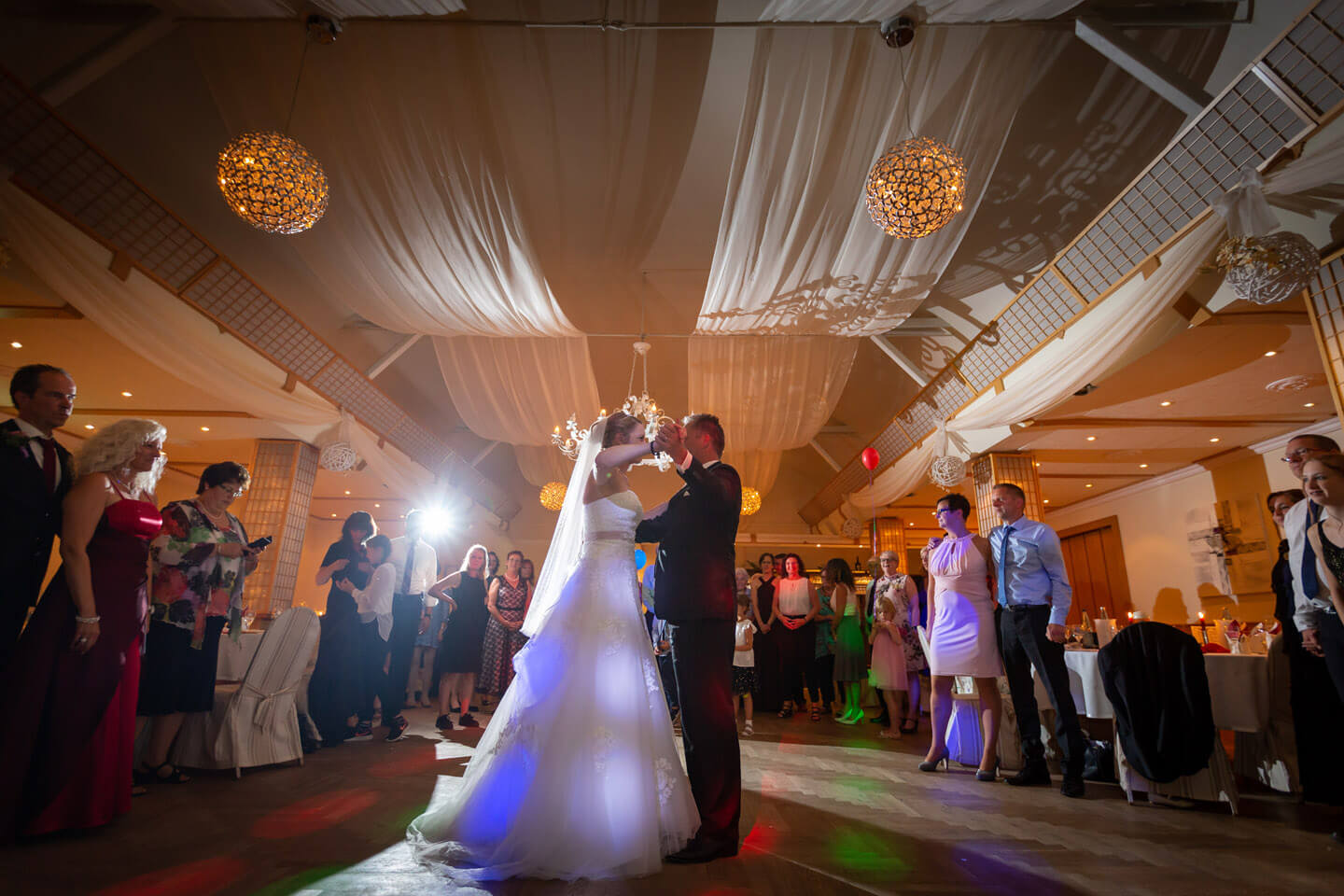 Eröffnungstanz im geschmueckten Saal des Hemdinger Hofs