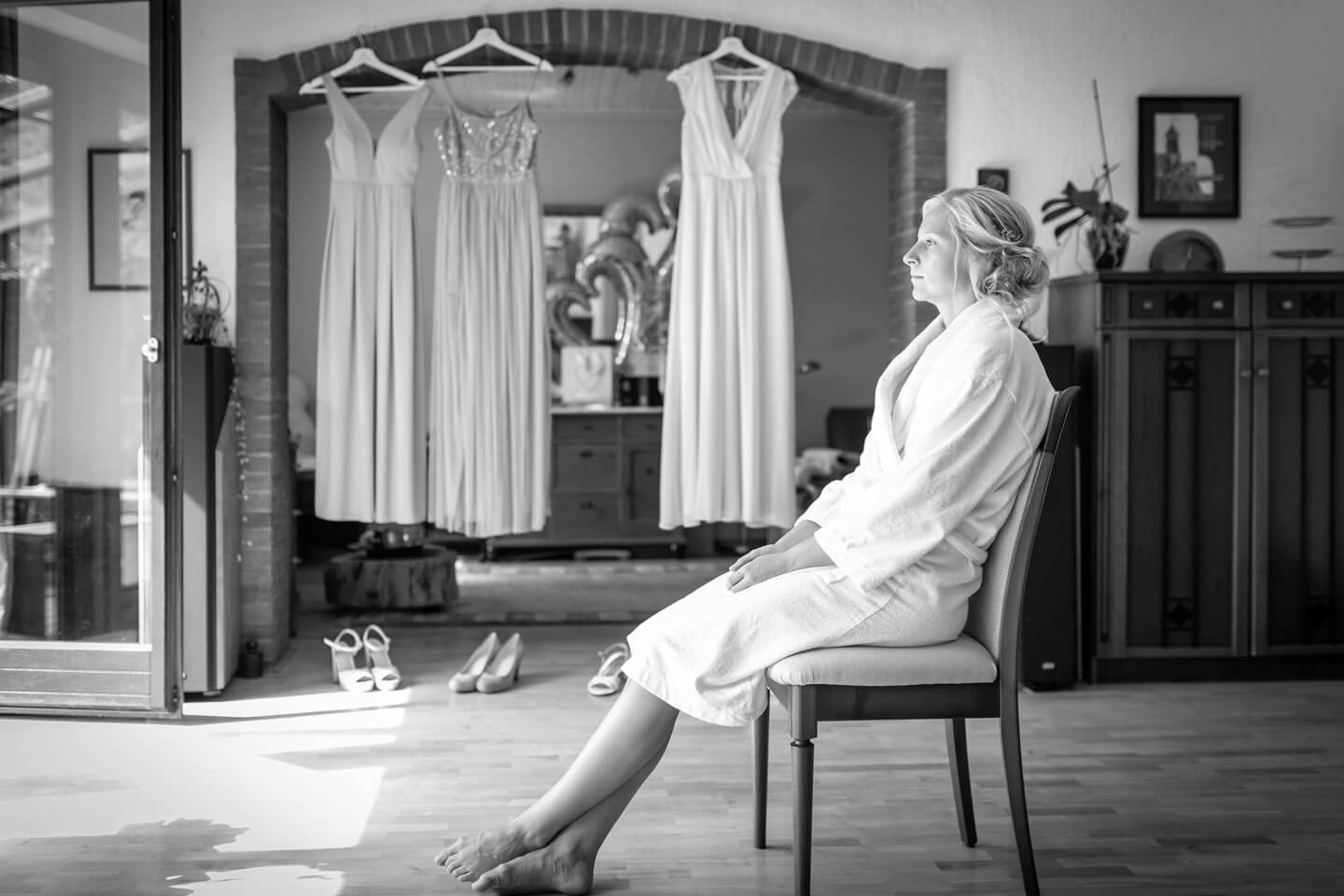 Braut beim Getting Ready während einer Hochzeitsreportage vom Hochzeitsfotografen Florian Läufer fotografiert