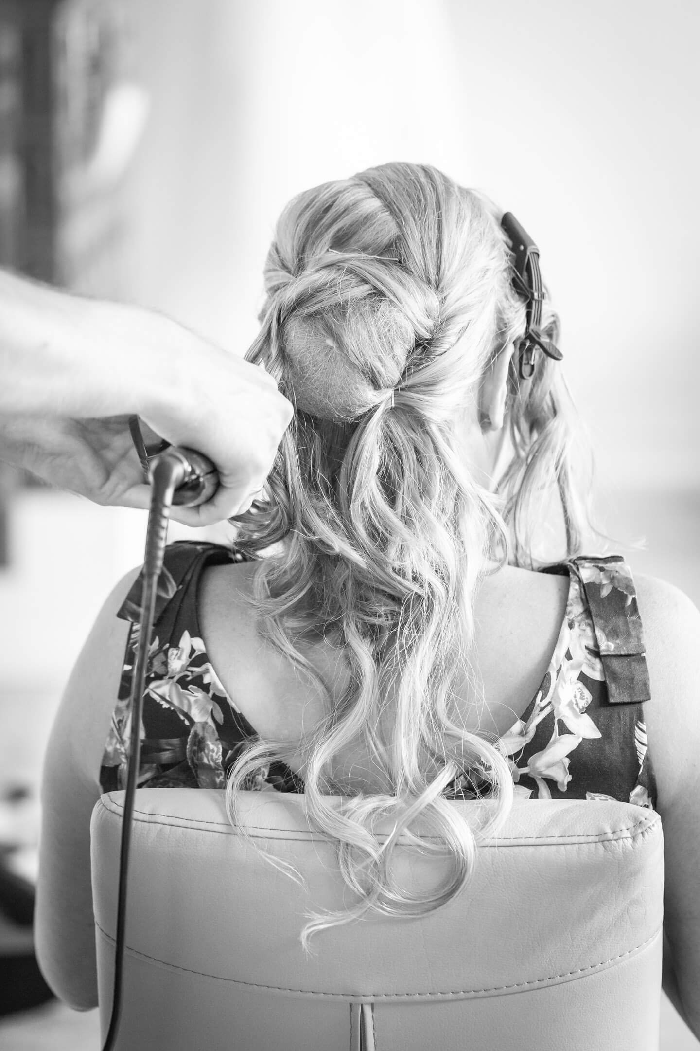 Hochzeitsreportage - der Braut werden die Haare gestylt