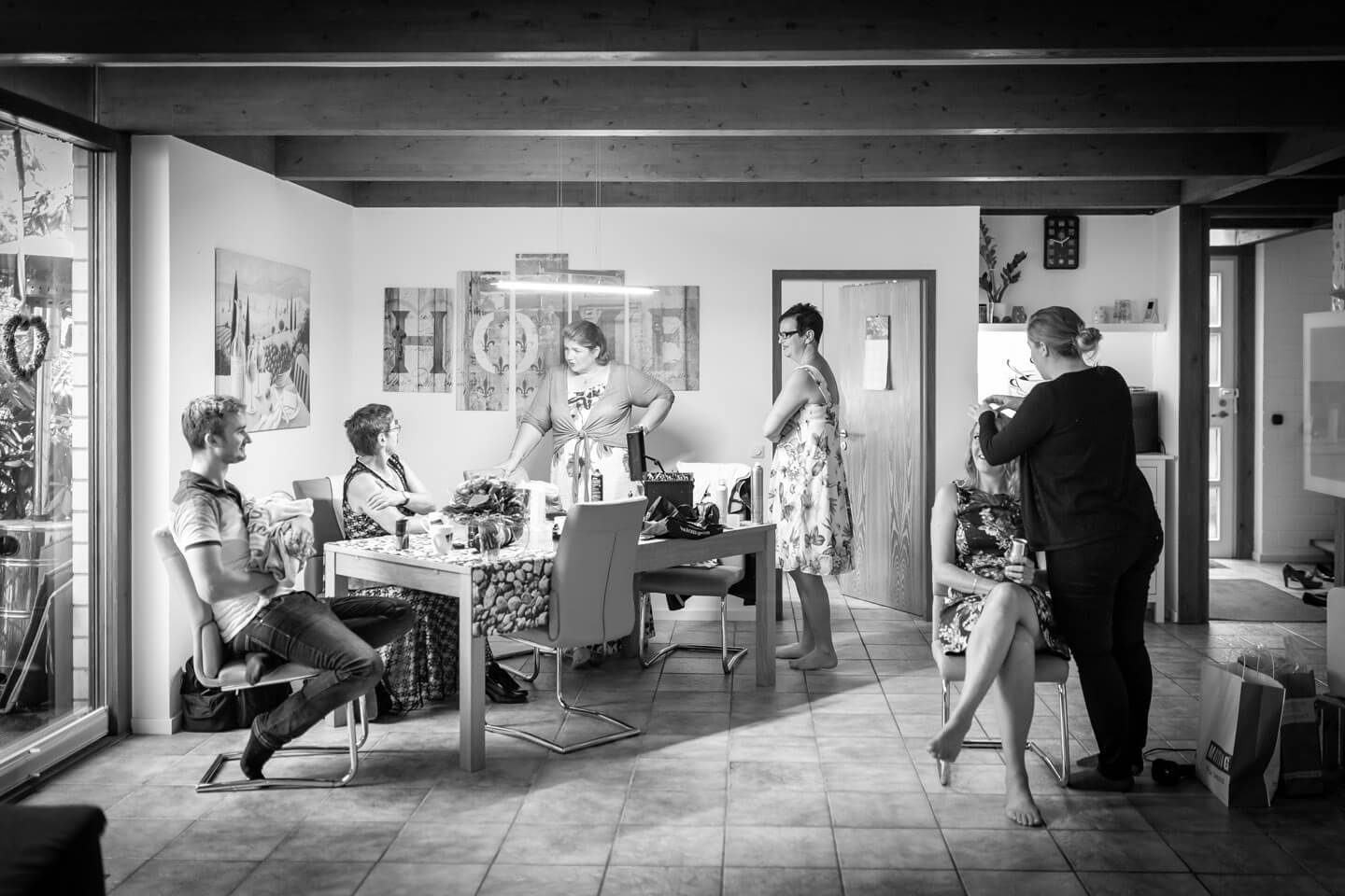 Getting Ready der Braut im Kreise der familie und Freunde