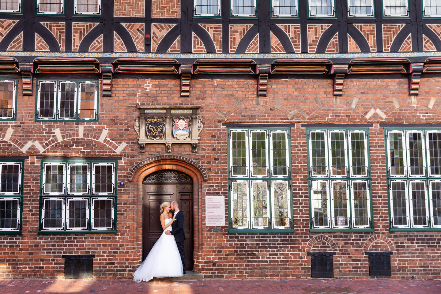 Hochzeitspaar beim Fotoshooting am Alten Rathaus in Wilster