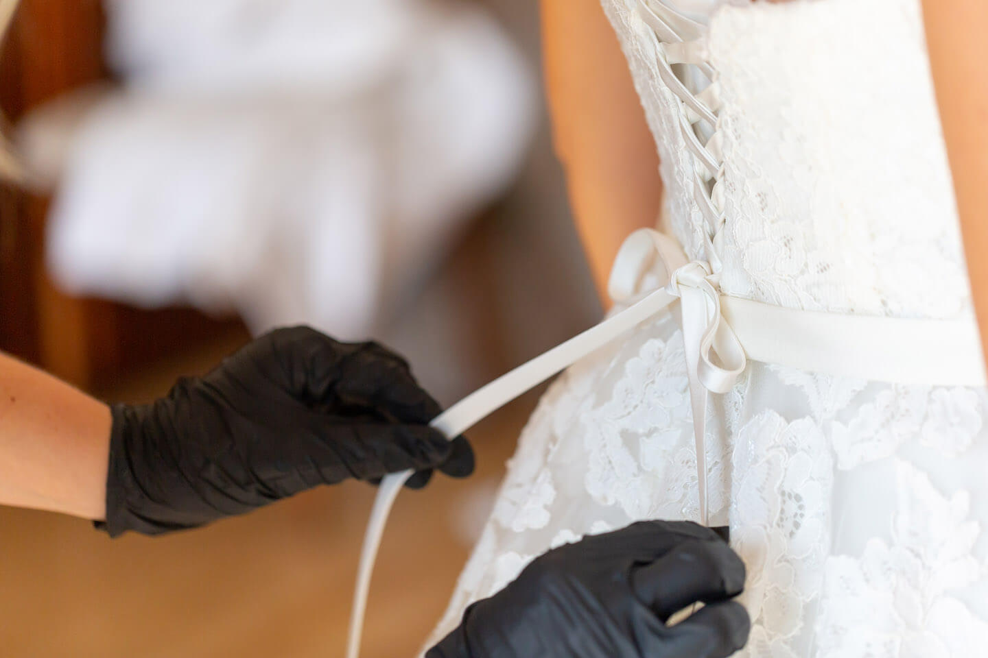 Zuschnüren des Hochzeitskleids