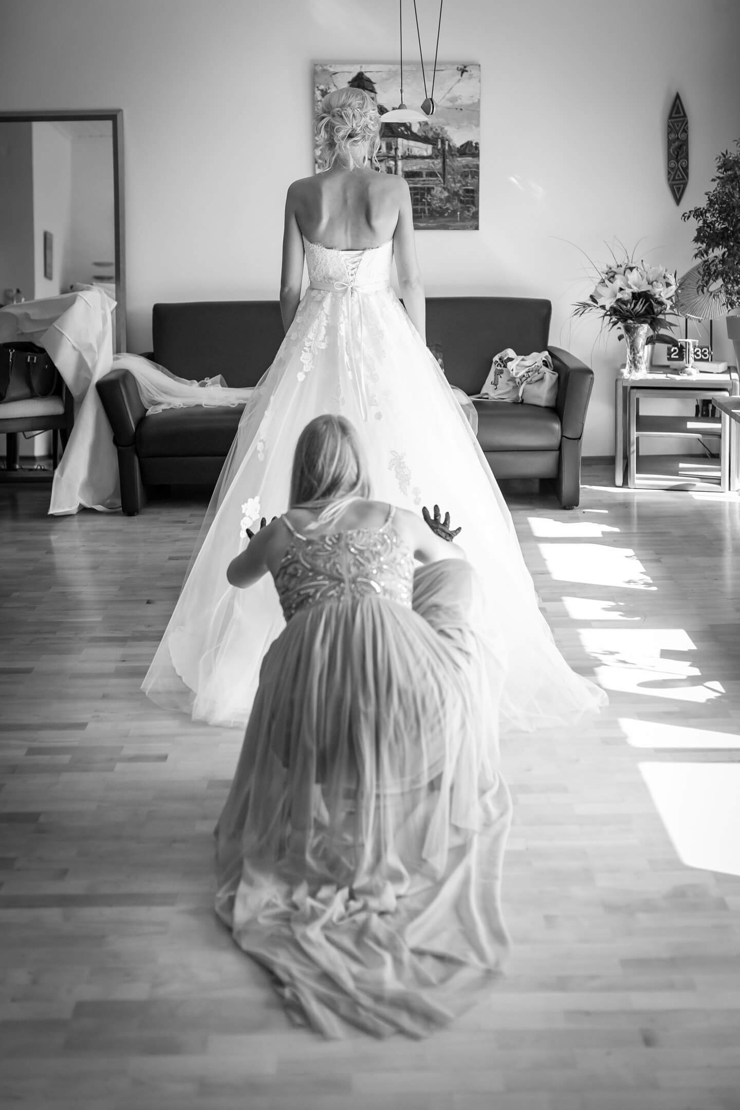 Hochzeitskleid richten kurz vor der kirchlichen Trauung