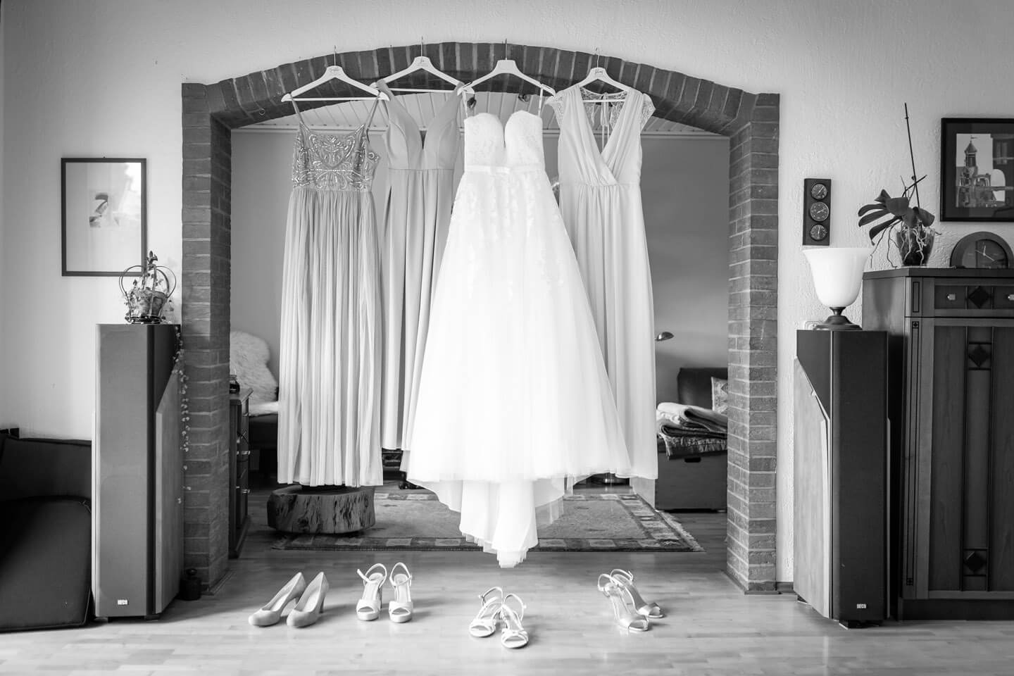 Kleider und Schuhe der Braut und Brautjungfern