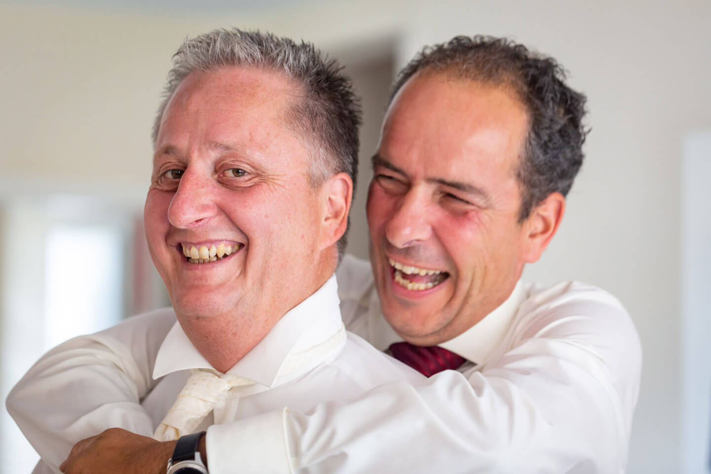 Braeutigam mit seinem Trauzeugen in bester Stimmung